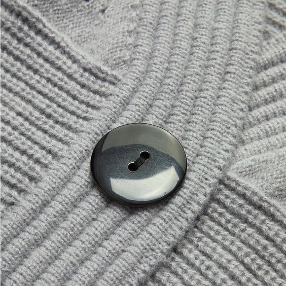 NEW WITH TAGS Cable Knit V-Neck Button Cardigan - Picture 3 of 4